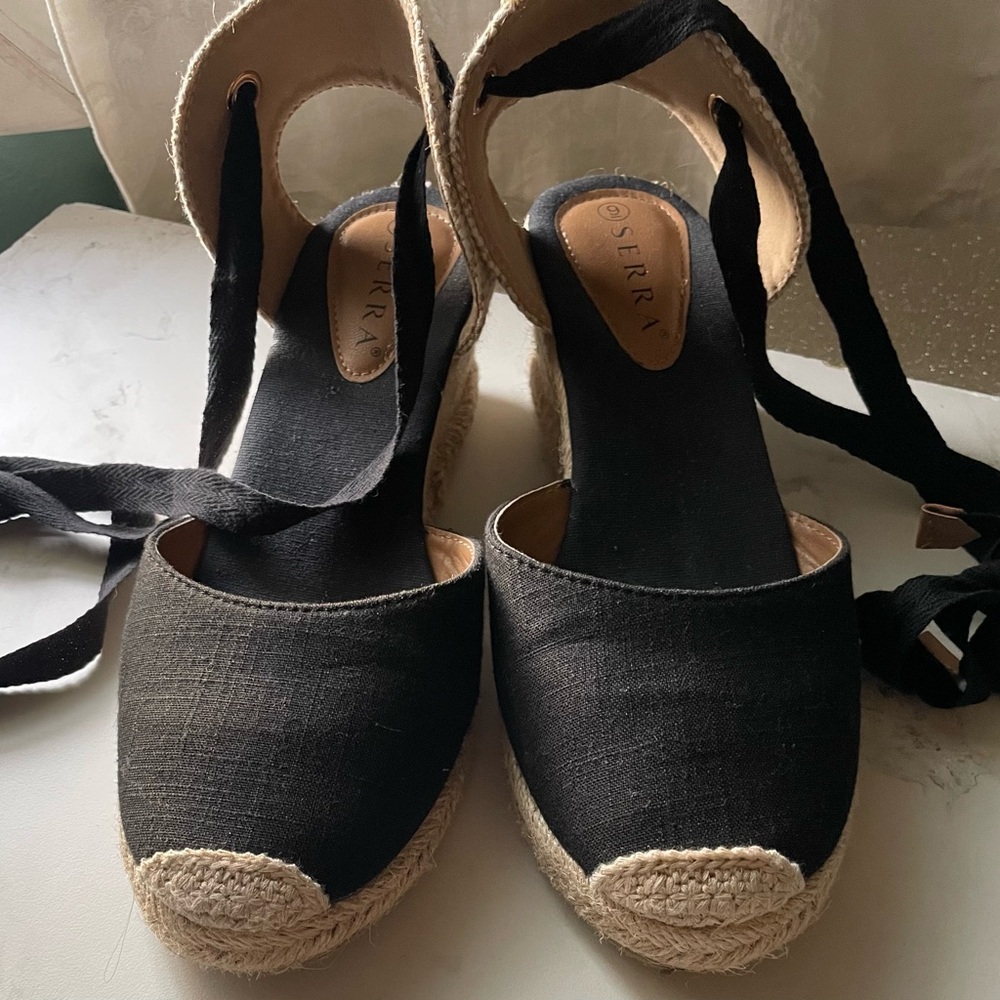 Serra Black and Tan Espadrille Sandals Size 10